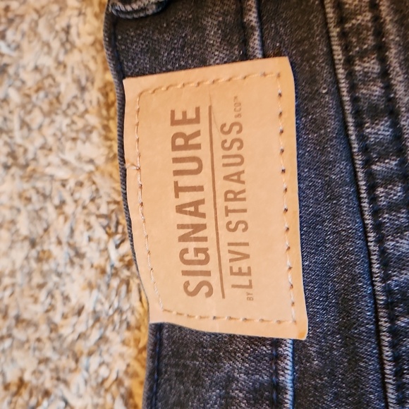 Signature by Levi Heritage Hi-Rise Black Shorts - Picture 3 of 6